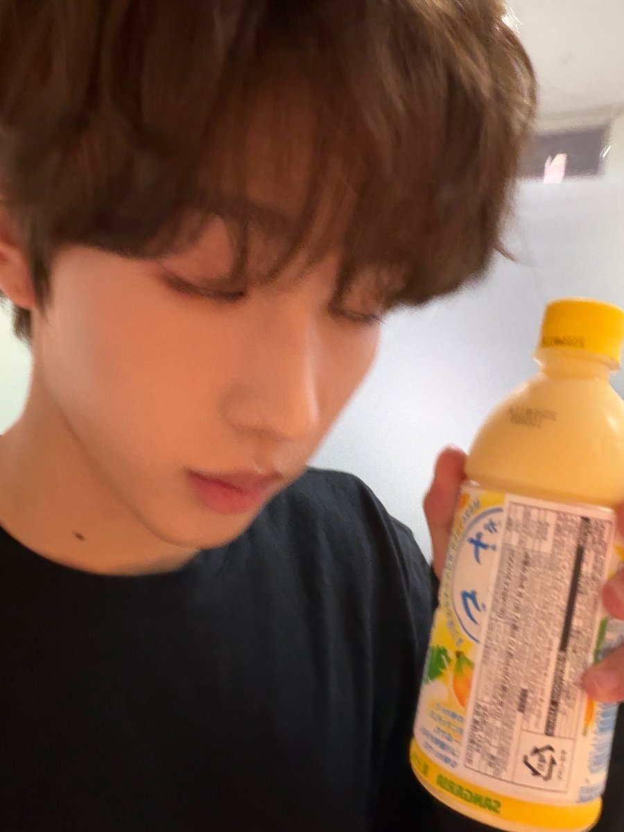 lun8_id's tweet photo. @LUN8_members [#Chael]
Akhir akhir ini aku lagi suka banget susu pisang,, coba deh minum juga hehe 

#루네이트 #LUN8 #카엘 #LUN8_ID 
https://t.co/MAVeA5KNiI https://t.co/2DGoY1gI6f