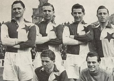 slaviaOTD's tweet photo. 7. června 1920 se narodil obránce Vlastimil Luka (na fotografii stojí vedle Pepiho Bicana). „Žulový bek“ oslovovaný všemi Míla oblékl červenobílý dres díky zásadní přímluvě Pepiho Bicana. Ve ❤️🤍dresu dosáhl na 3🏆(1942, 1943 a 1947) a třikrát vyhrál se Slavií domácí pohár. https://t.co/ehdG6kquN1