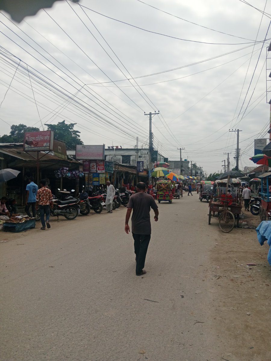 Bipul208B7's tweet photo. Lost in the chaos, finding peace in the journey. 🌥️🚶‍♂️
Small town vibes, endless stories on every road. 🇧🇩✨
#StreetLife #VillageTown #EverydayBangladesh #CloudyDay https://t.co/7qooS6uIR7