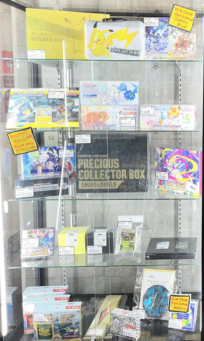 コーナー紹介】 店内入口左手立体ショーケースにて未開封品展開中