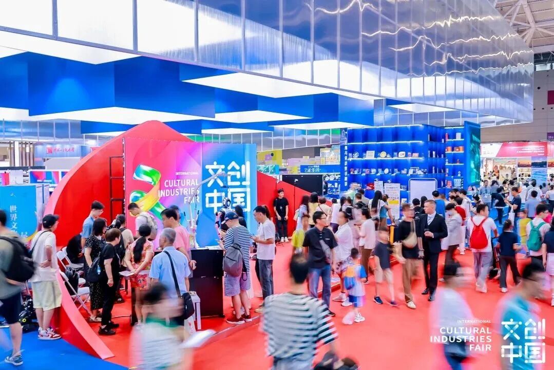 OpticsValleyCN's tweet photo. #OVCEnterprises made a collective appearance at the 22nd #ICIF. π€ Robots performed Huangmei Opera on stage, while DCG Group was listed among China's Top 30 cultural firms.
As a national cultural export base, the valley is now home to 383 large-scale cultural enterprises. https://t.co/1pvOPPCJs5