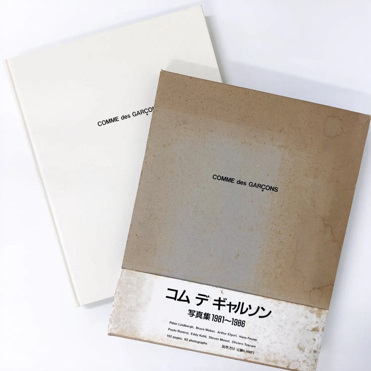 northbook2's tweet photo. 『COMME des GARCONS コムデギャルソン写真集 1981～1986』

1981年パリ・コレクション初参加から1986年までの秋コレクションまでの写真を収録。
ハンス・フォイラー、ピーター・リンドバーグらフォトグラファーによる当時の臨場感か伝わる一冊。

https://t.co/FdCEPR3fmi https://t.co/jU8byqHxhG