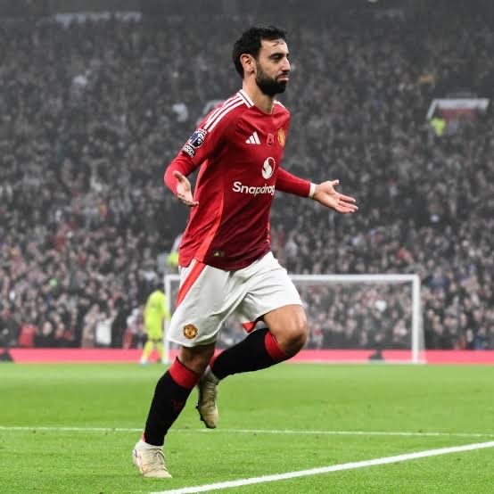 e_akj96's tweet photo. A season with decent finishers was all it took for non-United fans to realise what a magician ‘El Bomba’ Bruno Fernandes is. https://t.co/HjmA74pwmH