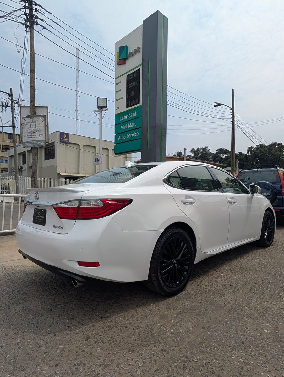 royalautosville's tweet photo. 🇺🇸 Foreign Used LEXUS ES350 2015 
Fullest option. *Crafted line*

Thumbstart || Sunroof || Blind spot monitor || Park assist ||  Lane departure || Two-toned leather seats || Factory navigation screen with reverse camera || Premium alloy rims 

₦ 22,000,000

📍 LAGOS https://t.co/7oknooeU3H
