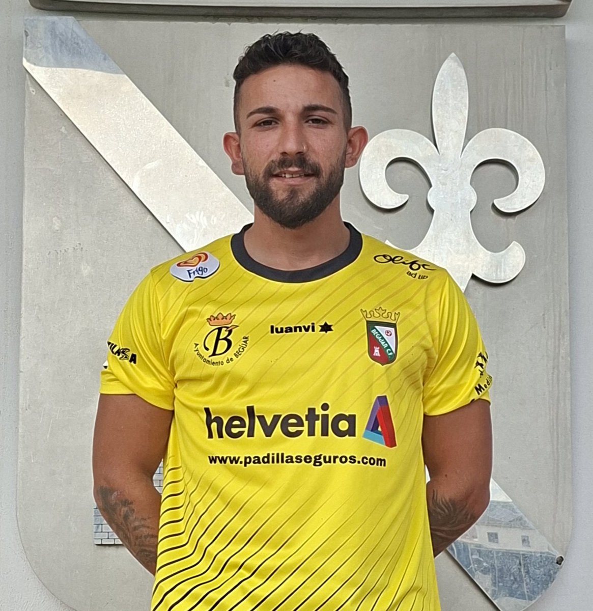 Begijar_CF_1975's tweet photo. 💛🖤 𝗙𝗜𝗖𝗛𝗔𝗝𝗘 𝗕𝗘𝗚Í𝗝𝗔𝗥 𝗖𝗙 2026/27 💛🖤
🔥 𝗠𝗔𝗚Á𝗡 ya es nuevo jugador del Begíjar CF 🔥

Lateral derecho formado en el CD Vilches que llega procedente del Cazorla UD, donde ha sidobdurante 5 temporadas un jugador fundamental
¡Bienvenido a tu nueva casa MAGÁN! 💛🖤 https://t.co/orrq3Ohy6K