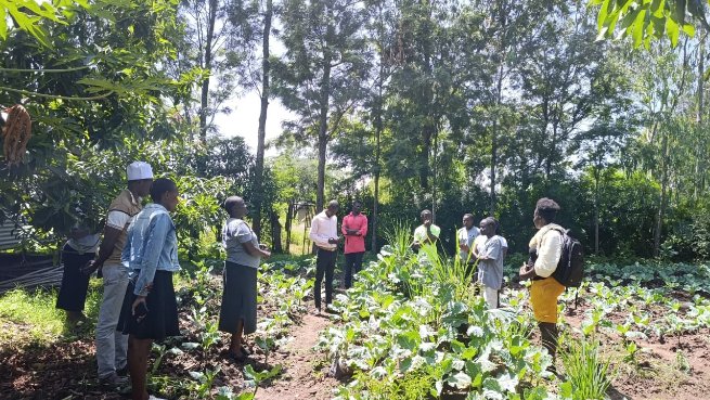 dicdic19237's tweet photo. Last week we had a volunteer exchange visit at Better Future Youth Group in Nyando. The main purpose for the exchange visit was for learning purposes and peer to peer learning from the host volunteer. They visited one of our senior citizens in the group and also the group. https://t.co/LBdRpeYPwD