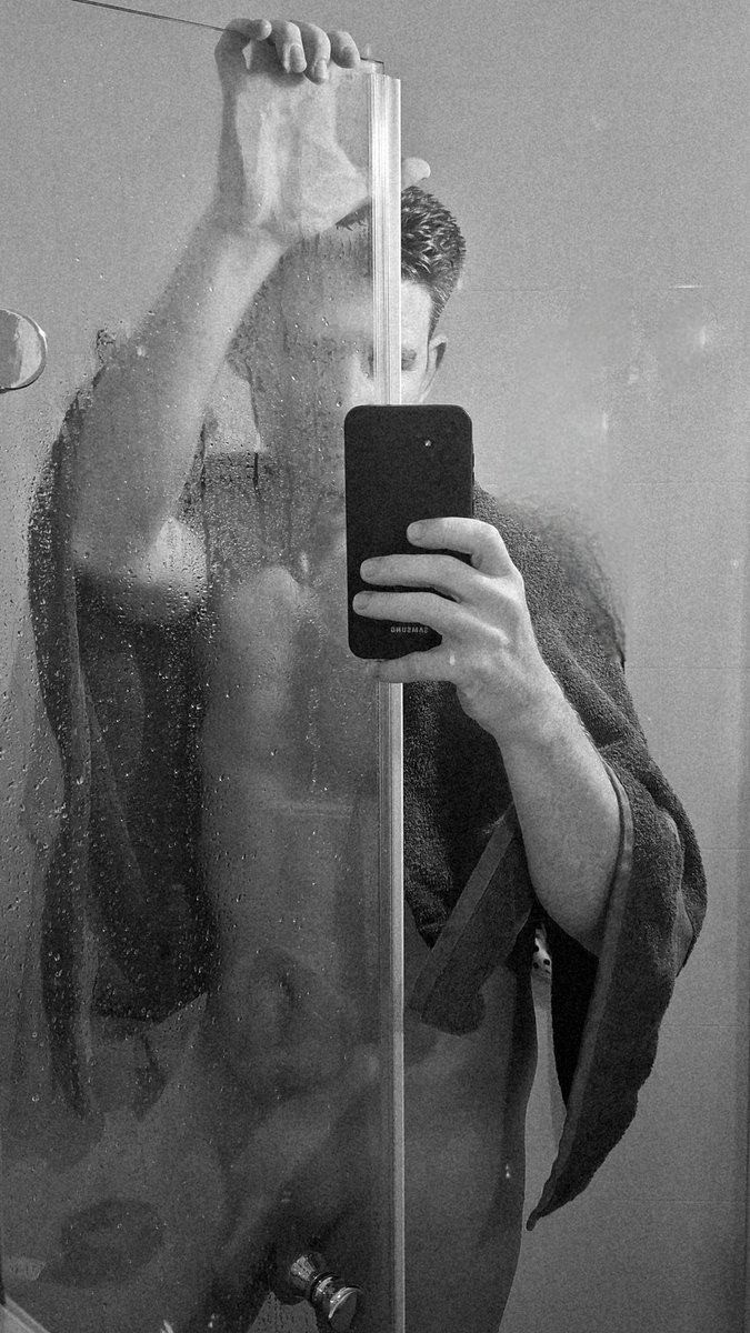 UpsDim55134's tweet photo. #malenude #male #nude #bw #blackandwhite #selfienude https://t.co/GaYvScbQR5