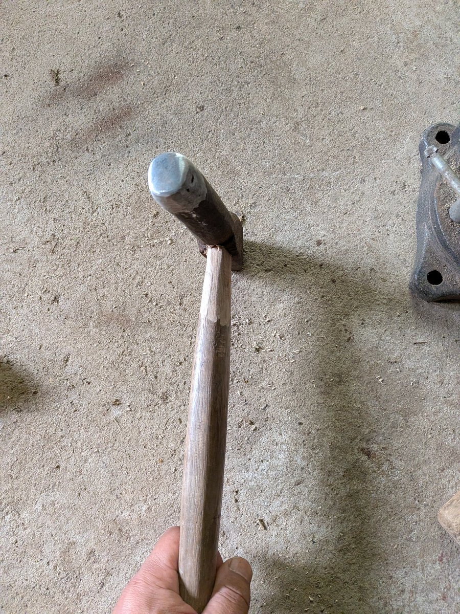 2m59cm's tweet photo. 一番軽い鍛冶屋鎚。かつて鍛冶屋だった外祖父の手作り品だが、お鏡さんが割れかけてなおかつ横にヒビ入っておったから大磨り上げのうえに、別ハンマーのきれいに折れた柄を切ってすげてみた。 https://t.co/vxOBgBuVZG