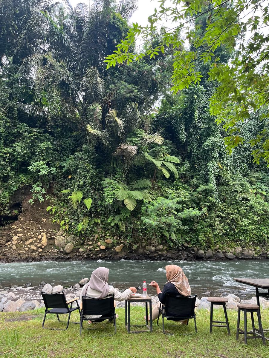 dsyan01's tweet photo. Duduk berdua ga harus sama pasangan, gapapa kan? https://t.co/zl9eYqJfhn