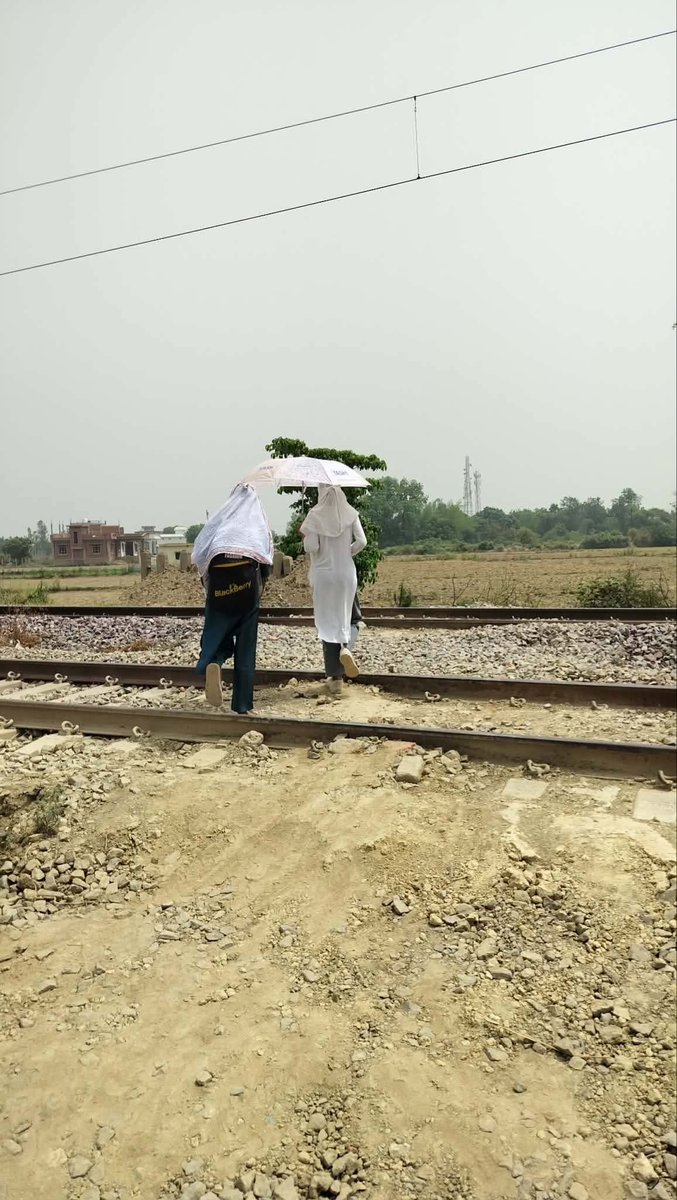 jatinfzd's tweet photo. अयोध्या में सरायरासी-सनेथु मार्ग पर स्थिति रेलवे ट्रैक से आवागमन का रास्ता रेलवे द्वारा बिना किसी वैकल्पिक व्यवस्था किए ही बंद कर दिया गया है जिससे क़रीब 30 हज़ार की आबादी को 10km घूम कर स्कूल अस्पताल बाज़ार दिहाड़ी और खेत जाना पड़ रहा है कृपया इसे संज्ञान में ले@RailwaySeva https://t.co/F9vjyWuVUl