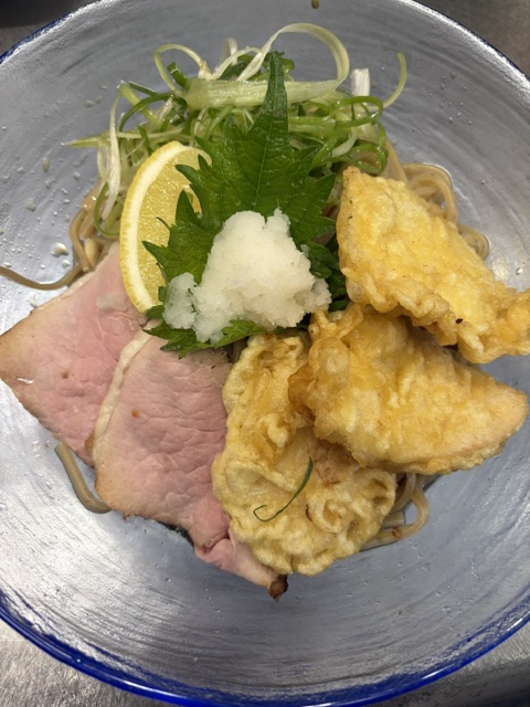 ramentetsushi's tweet photo. お世話になりますラーメン哲史です。本日「酒粕味噌」「ゴボウ麺鶏天ぶっかけ」「神戸ポーク豚トロネギそば」「哲史ヌードル」「和風白湯つけ麺」「豚ホルモン入り味噌つけ麺」あります。おつまみもたくさん用意してます。よろしくお願いします。 https://t.co/rrXEsOBCGj