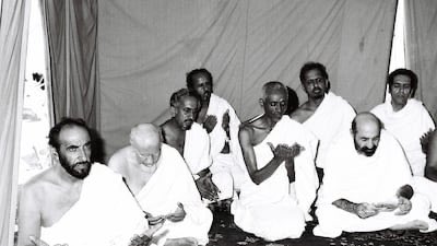 MkhalifahS's tweet photo. الشيخ زايد بن سلطان آل نهيان، طيب الله ثراه، خلال أداء مناسك الحج عام 1979م.

اللهم ارحم والدنا المؤسس، واجعل مثواه الفردوس الأعلى من الجنة.

©️الأرشيف و المكتبة الوطنية لدولة الإمارات https://t.co/Wa5X3cmpEC