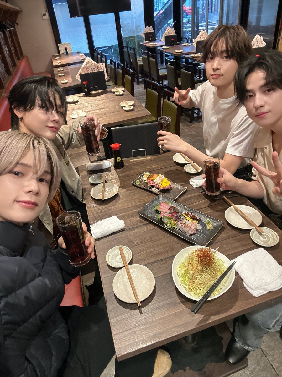gottateIIya's tweet photo. 앤오보즈 사석에서 넷이 식사하는 거 너무 조음......... 아 또 눈물나려고해 https://t.co/vjMvLwkQqr