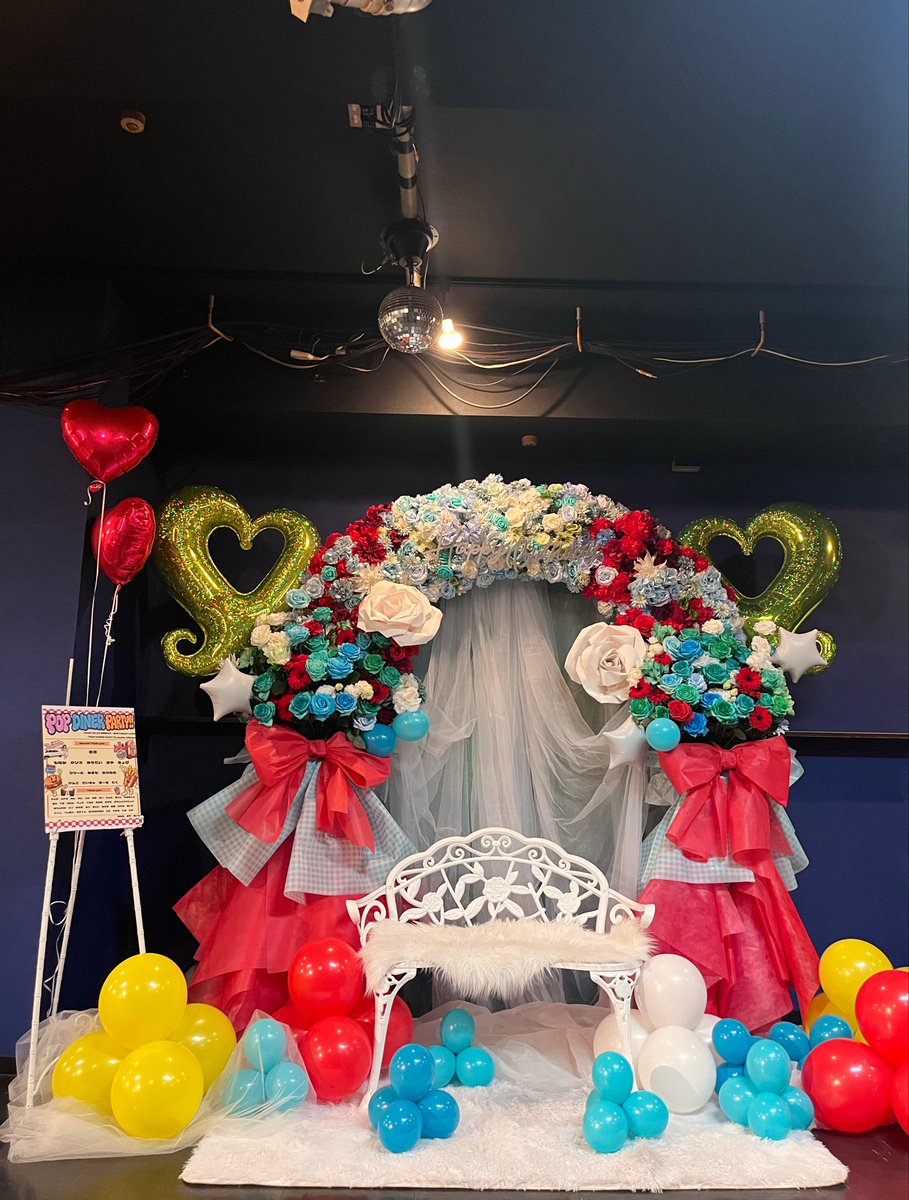 Flower0508kD's tweet photo. #古月ゆうい #オーブ渋谷 #連結バルーンフラワースタンド　#渋谷dive #新宿デノア 

グリーンをメインカラーに、ダイナー風のポップな世界観でまとめたフラワースタンド🍔

アーチ装飾・ジャイアントフラワー・ベンチを組み合わせ、イベント会場をフォトブースのような雰囲気に仕上げ

@kozuki_yuui 様 https://t.co/0ADX3MxrlD