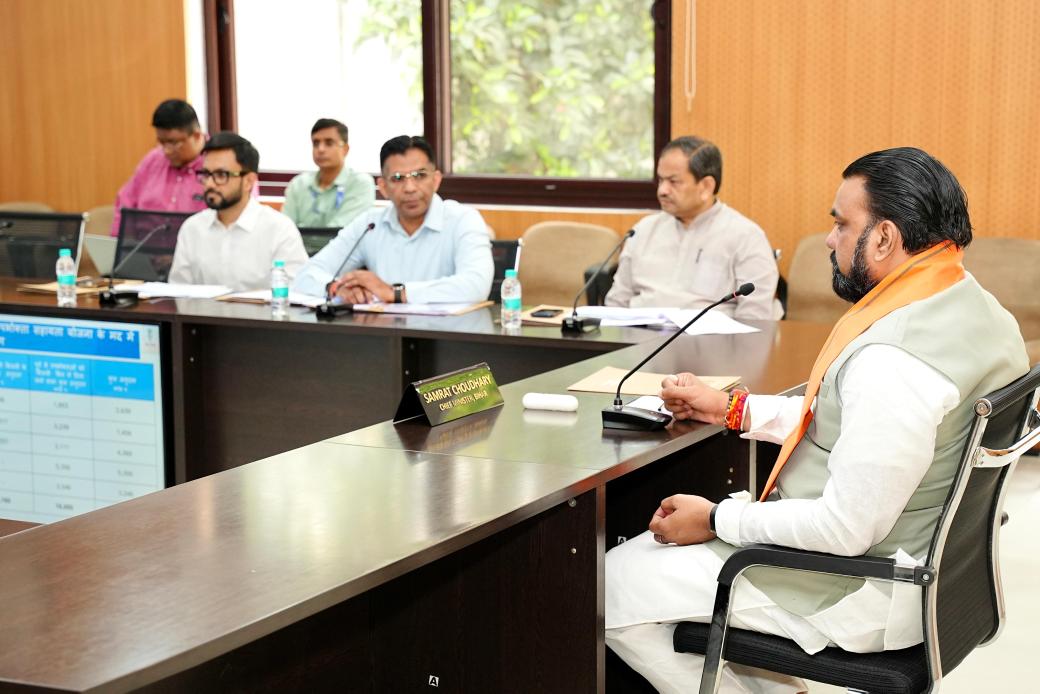 samrat4bjp's tweet photo. लोक सेवक आवास के संकल्प कार्यालय में ऊर्जा विभाग के साथ समीक्षात्मक बैठक की।

बैठक में स्वच्छ, हरित एवं आत्मनिर्भर ऊर्जा व्यवस्था को सशक्त बनाने के उद्देश्य से कई महत्वपूर्ण निर्देश दिए गए-

• कुटीर ज्योति योजना के तहत 10 लाख उपभोक्ताओं तक सोलर संयंत्र स्थापना में तेजी लाने पर जोर।

• प्रधानमंत्री सूर्य घर मुफ्त बिजली योजना से अधिक से अधिक परिवारों को जोड़ने का निर्देश।

• ग्रामीण क्षेत्रों में जीविका दीदियों को सोलर संयंत्र स्थापना हेतु प्रोत्साहित करने पर बल।

• सौर ऊर्जा के लाभ एवं उपयोगिता के व्यापक प्रचार-प्रसार का निर्देश।

• कृषि फीडरों के सोलराइजेशन को बढ़ावा देकर कृषि क्षेत्र में सौर ऊर्जा के उपयोग को विस्तार देने पर विशेष जोर।

#SolarEnergy
#GreenEnergy
#PMSuryaGhar
#समृद्ध_बिहार #विकसित_भारत