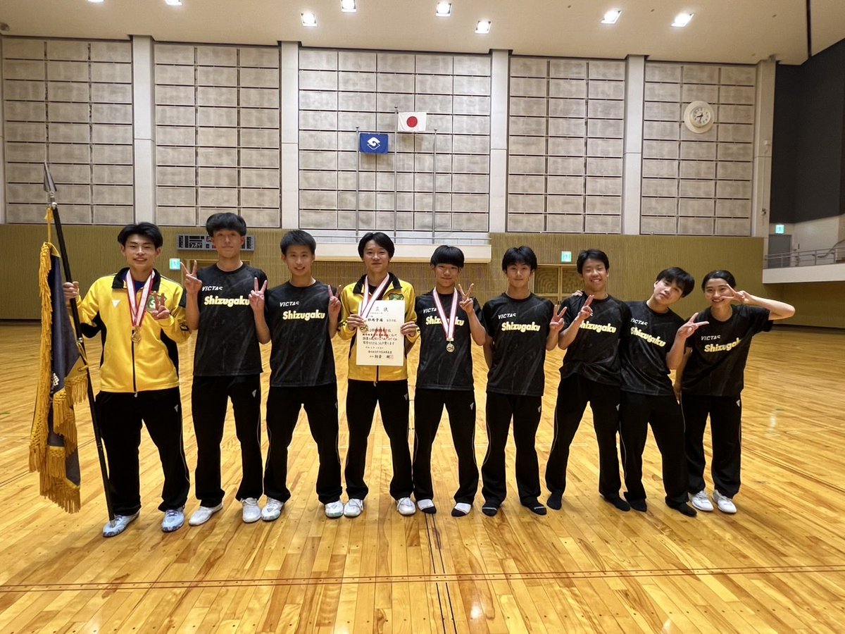 T_Terashima0805's tweet photo. 個人戦の結果から団体戦は厳しいものになると想定していたものの、相手の気迫や戦術に想像以上に後手になり、昨年の悪夢がよぎる中、選手が踏ん張ってくれました✨
OB・OG、保護者、関係者の応援📣が大きく、チーム力の大切さ、教訓と収穫のある団体戦の醍醐味を感じる試合でした🙇
#インハイ
#卓球 https://t.co/tit71cAvUN