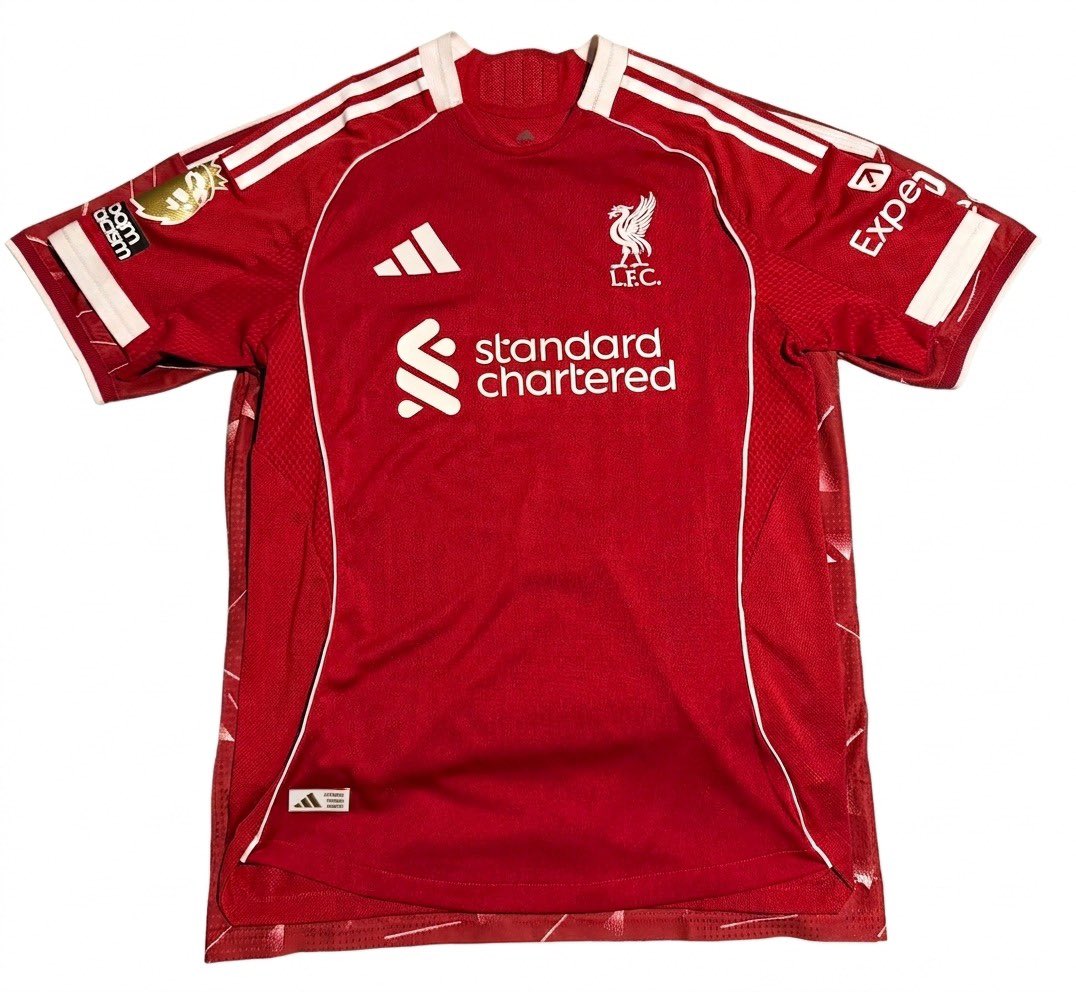 esvaphane's tweet photo. 📍 This year, we noticed an issue with the kits Adidas produced for the players to wear. Upon investigating, we saw that some fans had also raised this issue on social media. So what was the problem? The long and short-sleeved player issue kits that Adidas launched and put on sale this year appeared to be a size larger than those produced last year, even though the same size was used. 

We also saw that Salah, MacAllister and Szoboszlai were affected by the same issue during yesterday’s Liverpool v Brentford match. 

So we’re asking you: did you experience the same issue with all the long-sleeved versions of Adidas kits released for the 26-27 season? You can leave a comment below. ↙️

✏️ ps: Both kits shown in the first photo are size XL.