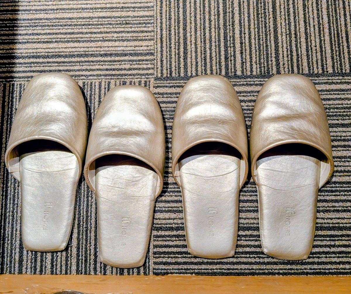 daikichidasu's tweet photo. 16日間、我儘をきいて頂き有り難うございました。
明日明後日はいつもの携帯持込不可の為、明々後日に🙏をさせて下さい。

時間に余裕のある時は、二食付きのお宿さんのお世話になりました。金色の館内履きの遊び心にクスッ。
日本の各業態の心配りは世界の鑑だと思います。
日本に栄え有れ。 https://t.co/2IzMA4DOxW