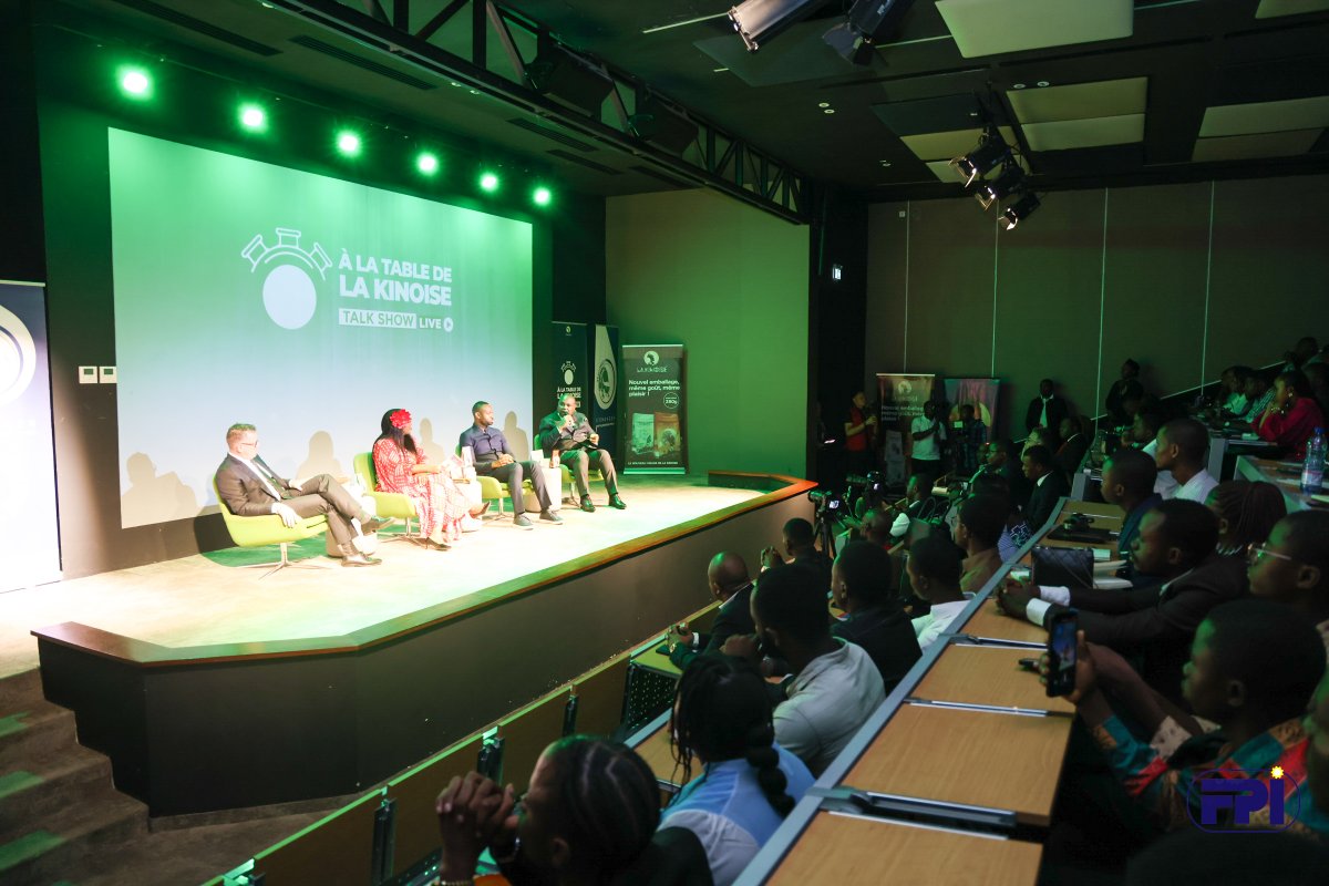 fpirdc's tweet photo. À Silikin Village, lors du talk-show « La Table de la Kinoise », le Directeur général adjoint du FPI, Blaise Mastaki Birindwa, a échangé avec les jeunes entrepreneurs autour d’un enjeu majeur : transformer la débrouille en activité pérenne et créatrice de valeur.

Le constat est clair : l’accès au financement demeure l’un des principaux obstacles à la croissance des initiatives portées par la jeunesse congolaise.

À travers le programme Vijana, développé dans le cadre du partenariat entre le FPI et le FOGEC, les jeunes de 18 à 35 ans peuvent désormais accéder à des financements allant jusqu’à 50 000 USD, avec un taux d’intérêt de 4 % et une période de grâce pouvant atteindre 12 mois.

Le FPI a également annoncé l’accompagnement prochain de plusieurs jeunes entrepreneurs de Gemena ainsi que des paysans de Bwamanda à travers des subventions destinées à soutenir leurs activités économiques.

Autre message fort de cette rencontre : la nécessité pour les jeunes d’intérioriser la culture du plan d’affaires. Une entreprise solide commence par une vision claire, une stratégie structurée et une bonne maîtrise des outils de gestion.

La séance s’est clôturée par des échanges B to B avec plusieurs jeunes entrepreneurs venus exposer leurs préoccupations liées au financement et au développement de leurs projets.

#FPI #Entrepreneuriat #Jeunesse #Vijana #Innovation #RDC #Financement #Leadership #Entrepreneurs #SilikinVillage