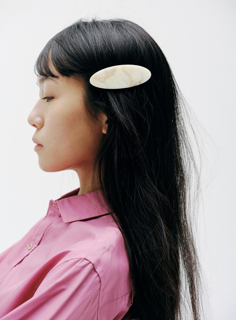 さっとつけるだけで様になるビッグ＆シックなヘアアクセサリー4選