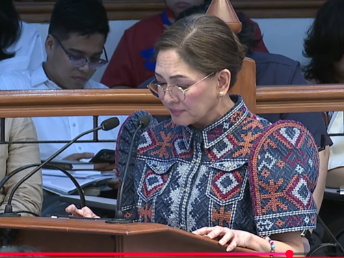 ElizaX11235813's tweet photo. sana all kaya magspeech na walang binabasa, di ba sen @risahontiveros https://t.co/54d0I4cCSz