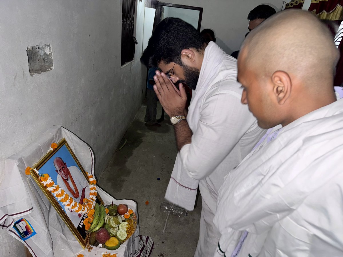 princerajpaswan's tweet photo. समस्तीपुर के ताजपुर में, रालोजपा, समस्तीपुर के छात्र जिलाध्यक्ष, श्री दीपक यादव जी के पूज्य दादाजी महाराज राय जी के श्राद्धकर्म में शामिल होकर उनके तैलचित्र पर पुष्पांजलि अर्पित कर श्रद्धांजलि दिए ! https://t.co/TsyWDfnZnY