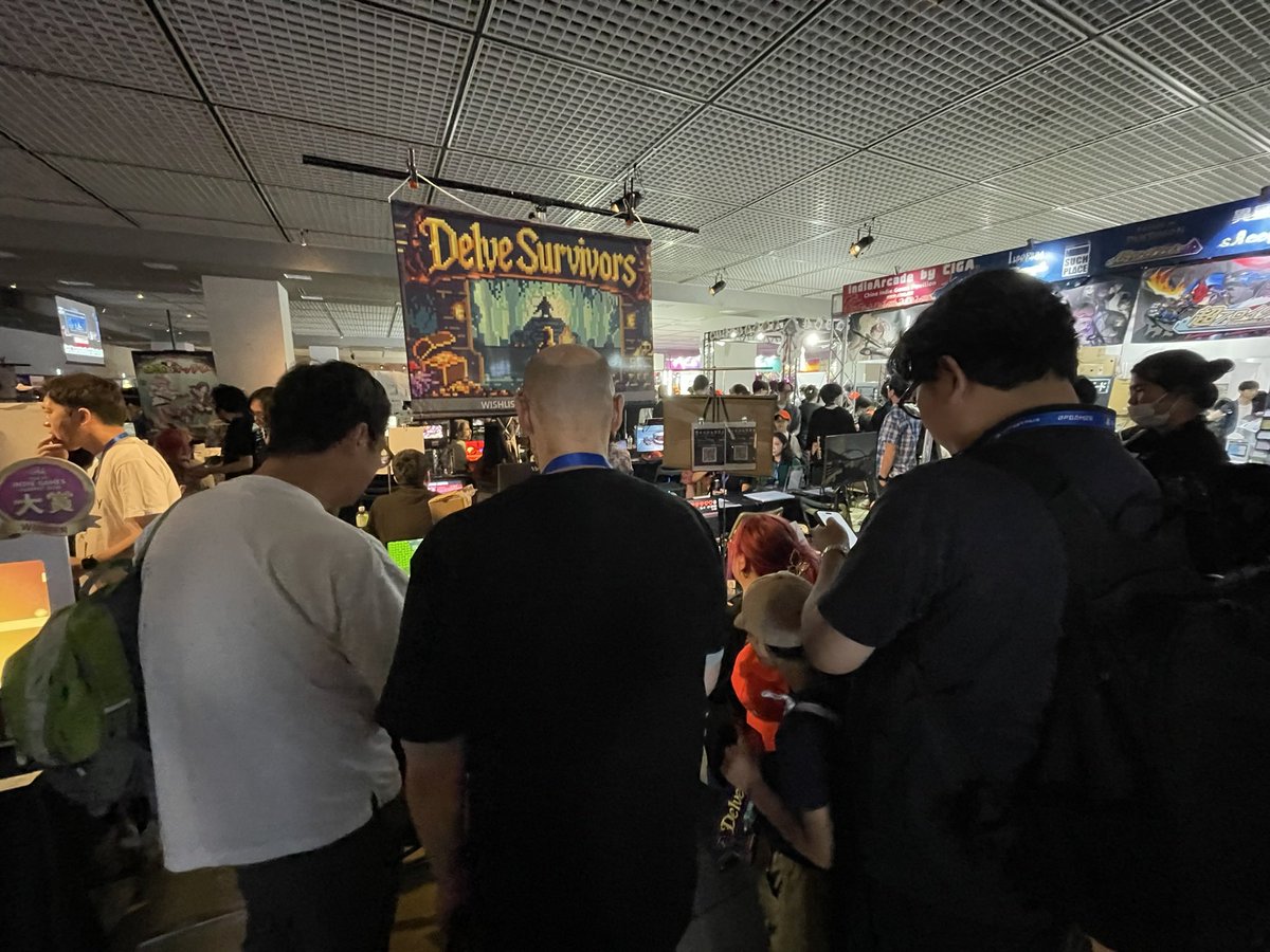 idioslab's tweet photo. そういえば #BitSummit でうちのゲームをプレイしてた子供をうしろから見てたんだけど、敵の死神が怖かったみたいで「やだ〜泣」ってなってて
そういえば俺も子供の頃FF5のエクスデスの変身音が怖くて、プレイしてる兄貴にしがみつきながらうしろで見てたな〜って思い出して
そんな風に、誰かの思い出に残るゲームを俺が作れるのかな〜とか考えて
ひとりで勝手に泣きそうになってた。
