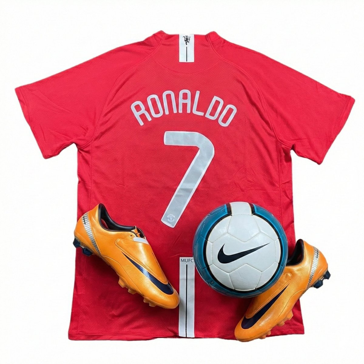 CRonaldoNews's tweet photo. This combo made a whole generation fall in love with football. 🤩 https://t.co/bwy7d072jy