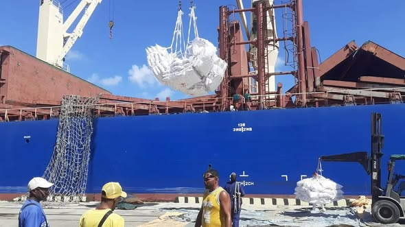 GemarOsde's tweet photo. Recibimos con profundo agradecimiento en el puerto de #LaHabana dos buques con donaciones solidarias:
🇨🇳 15 000 t de arroz , #China.
🇲🇽 1 500 t de alimento y carga general, #México
Muestra de los lazos de hermandad entre nuestras naciones. #CubanoEstáSola #TransporteCuba https://t.co/QaI1g1OUXP