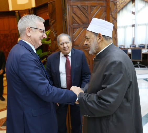 IRLEmbCairo's tweet photo. The Ambassador was honoured to pay a courtesy call on His Eminence, the Grand Imam of Al-Azhar. They discussed peace in the Middle East, the importance of dialogue and educational exchanges between Ireland and Egypt.
@AlAzhar https://t.co/rrVbmwQm0q