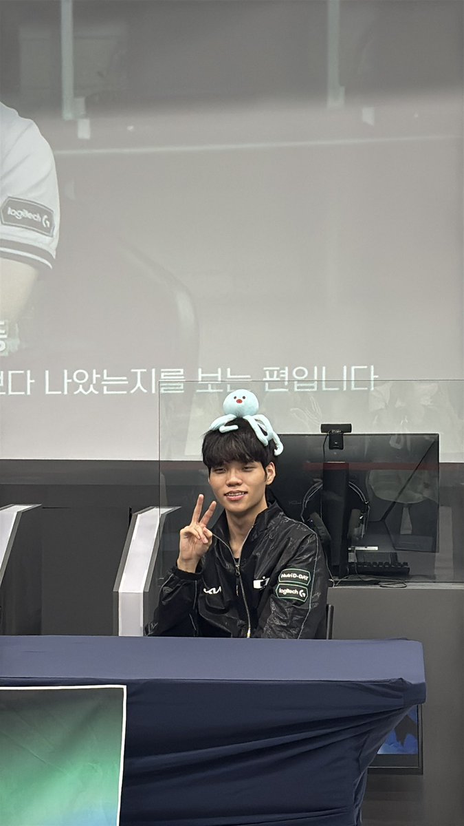 Hyunhyun0223's tweet photo. 무너일기.
오느른 딮기 형아들 머리 위에 안자따.
포근해따.
내 행운을 바다라. https://t.co/VrOX7BVPYk
