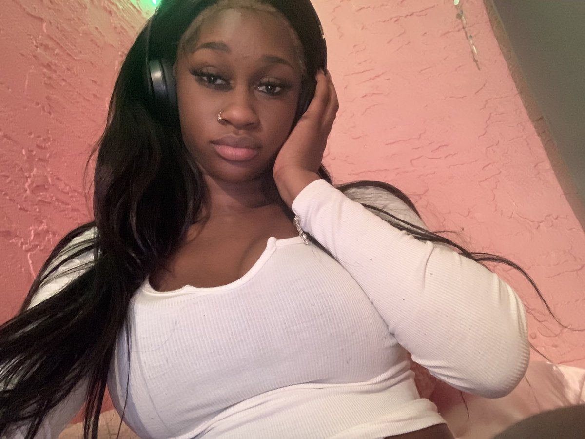 little miss always da topic 🤭🤣 tweet media