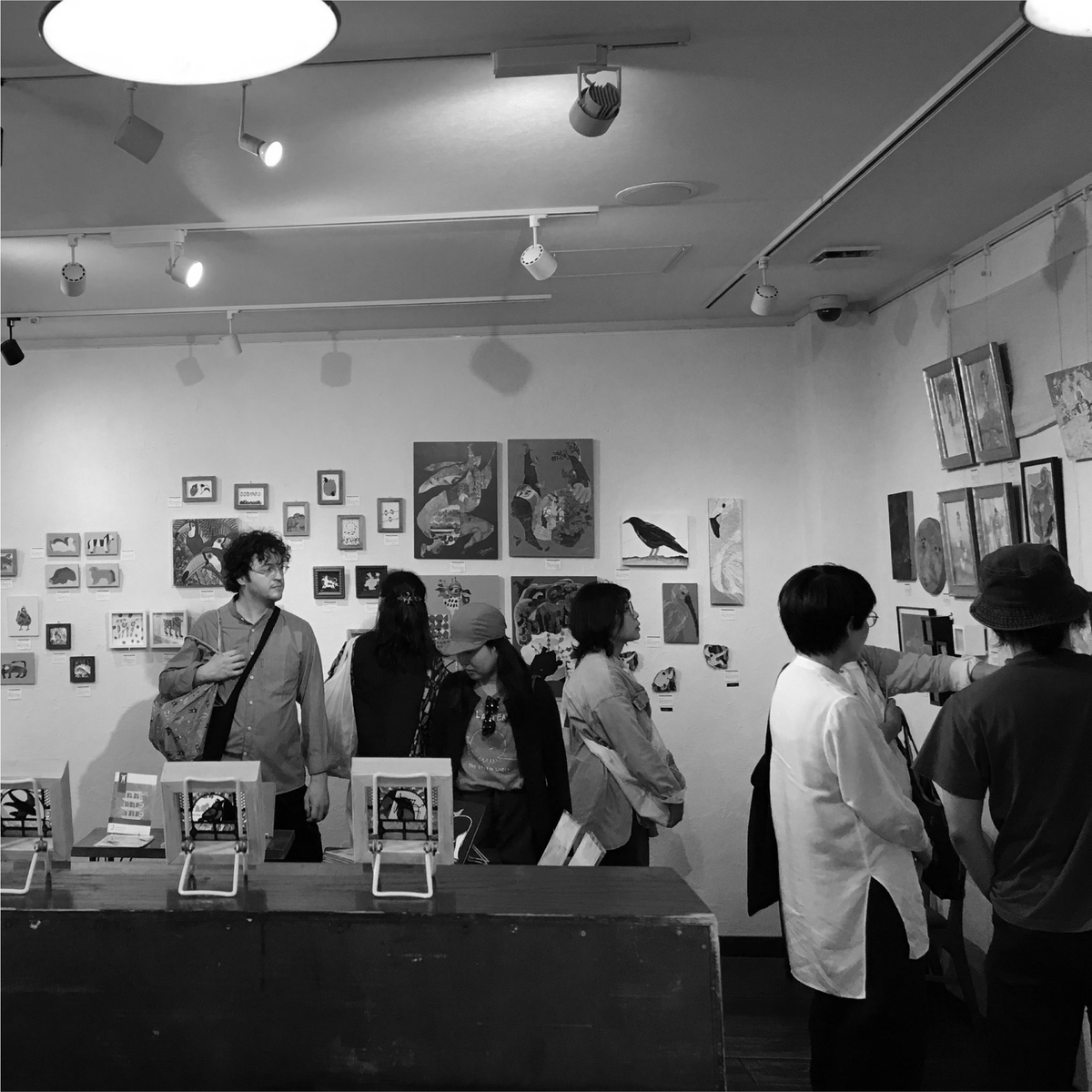 8251kikaku's tweet photo. 企画展『fauna fan』

会期5日間、無事終了いたしました。

ご出展くださいました作家様、
ご来場くださいましたお客様、

ありがとうございました😌

『fauna fan』は素敵な作家様に恵まれ、
作品のクオリティや魅力、知名度、告知・宣伝のご協力等により、

大変多くの方にご来場いただき、楽しんでいただけた展示になった様に思います。

企画展DMの設置を快くお受けくださったお店様、
お力添えいただき、ありがとうございました。

引き続き、
ご参加に意義を感じていただける、足を運んで良かったと思っていただける企画展作りに努めてまいりますので、

今後とも、よろしくお願いいたします。

*
*
*

次回は、9月の
企画展『foods moods』です。

後日、企画の詳細をリリースいたします。

よろしくお願いいたします。

#8251kikaku #恵文社 #faunafan #動物 #animal #企画展 #exhibition #イラストレーション #illustration #京都ギャラリー