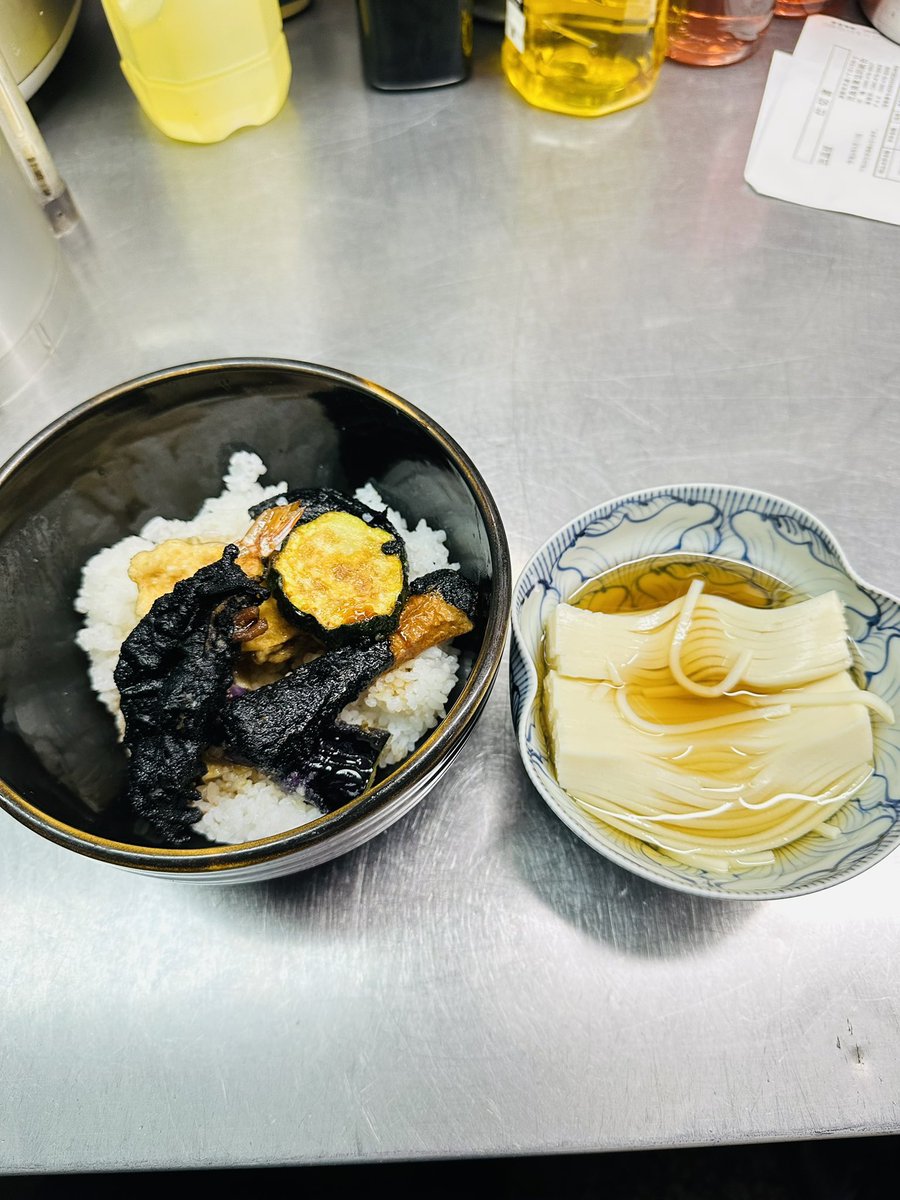 rinn444777's tweet photo. 今夜の賄い❣️
イカスミ揚げ丼と瀧川豆腐💖
イカスミ揚げは初めて食べた‼︎
言われなきゃ、何でこんなに暗いのか分からなかった〜😂

美味しかった💕 https://t.co/re8lIZBC3T