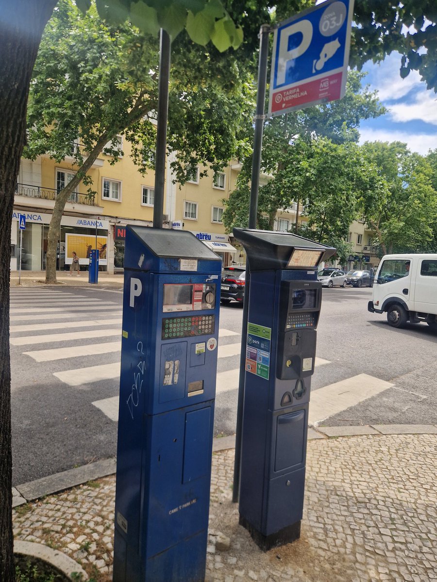 felias2000's tweet photo. A #EMEL - Autoridade e Roubalheira Municipal E.P. tem parquímetros em duplicado na cidade (certamente estão a substituir uns pelos outros). Mas entretanto os cidadãos são roubados pq metem moeda n
o errado.
COLOQUEM UMA FITA À VOLTA COMO FAZEM COM OS CARROS,🤡🤡
@CamaraLisboa https://t.co/HD7vf80bFd