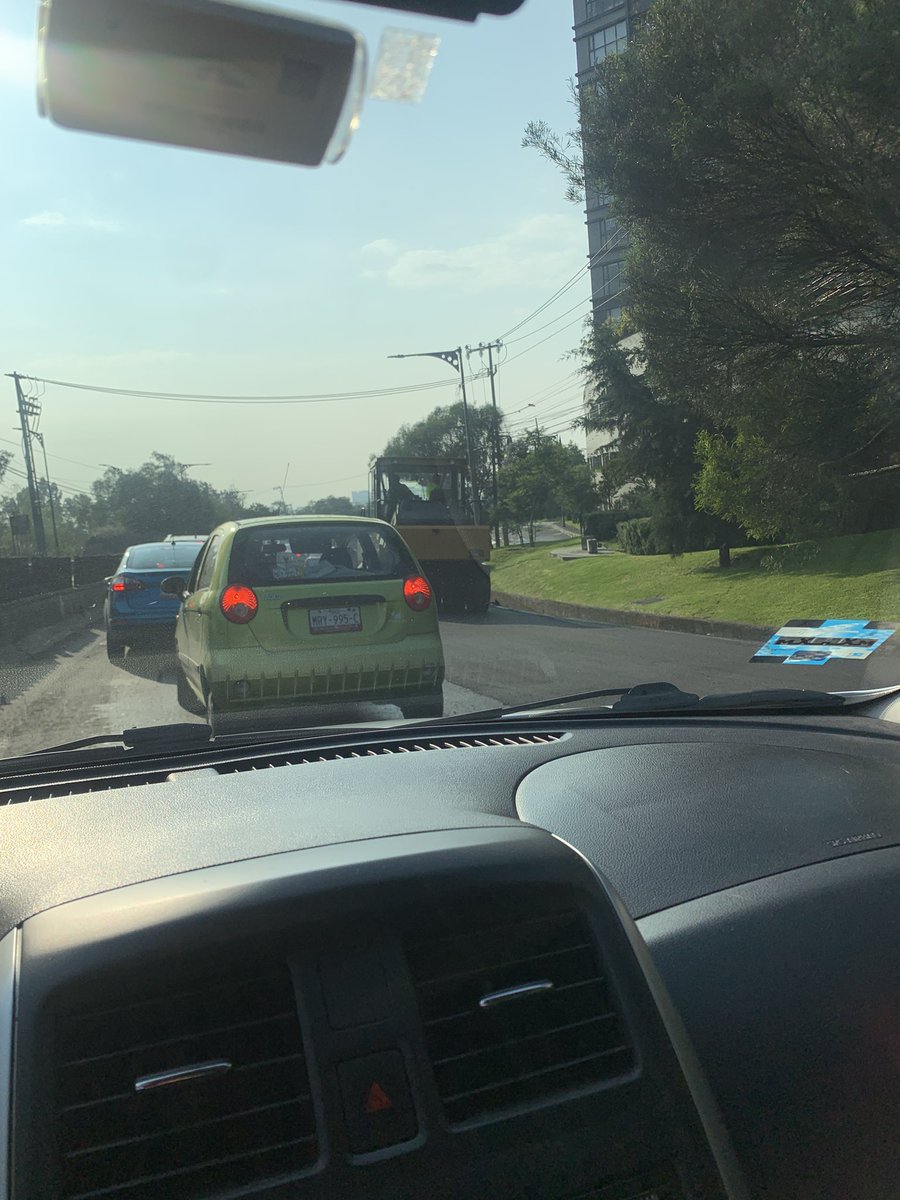 CaroM19's tweet photo. @asilascosasw en lunes decidieron que era buena idea repavimentar la bajada de la libre a constituyentes.. eso es un estacionamiento https://t.co/d2kBCegKdc