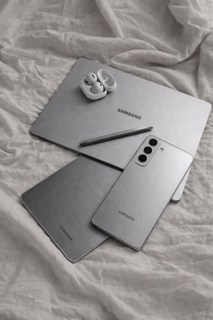 _big_Dave___'s tweet photo. Let’s settle this!!
Apple                                 Samsung? https://t.co/SJHJDjsZwI