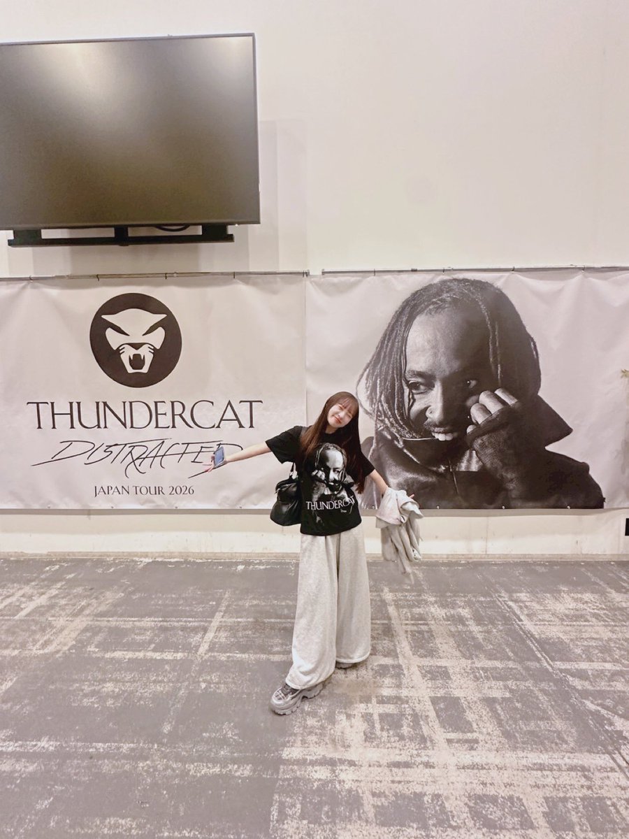 mina_bass3737's tweet photo. Thundercat🎸🐈😍✨
I went to a Thundercat concert the other day🧚‍♀️🧚‍♀️
It was amazing to be immersed in the best bass, vocals, and passion😭
Respect✨

Chilli Beans.のベーシストmaikaちゃんと！
#Thundercat のライブへ🐈🎸
グッズTシャツもお揃いで買ってきたよ🥰
ほんとうに最高でした🥺💖 https://t.co/KBfwCEO6hh