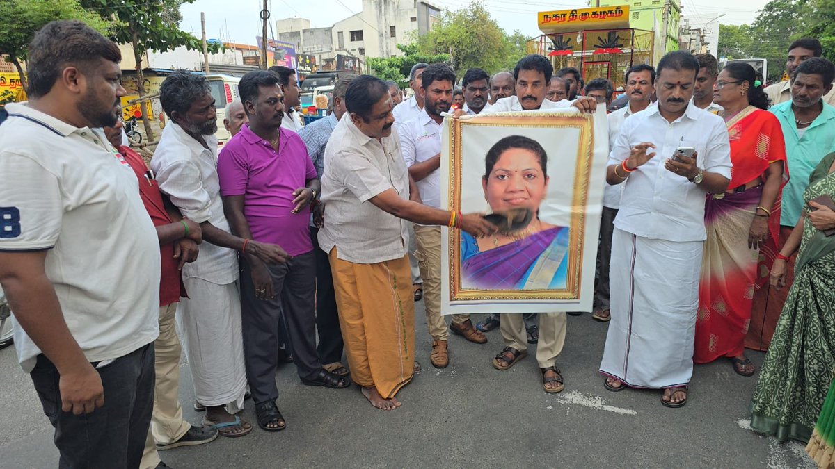 _ImVasu's tweet photo. தாராபுரம் தொகுதி அதிமுக தொண்டர்கள் ! ஓடுகாலிக்கு மரியாதை செய்த போது 👌👌 https://t.co/16rVpqafhj