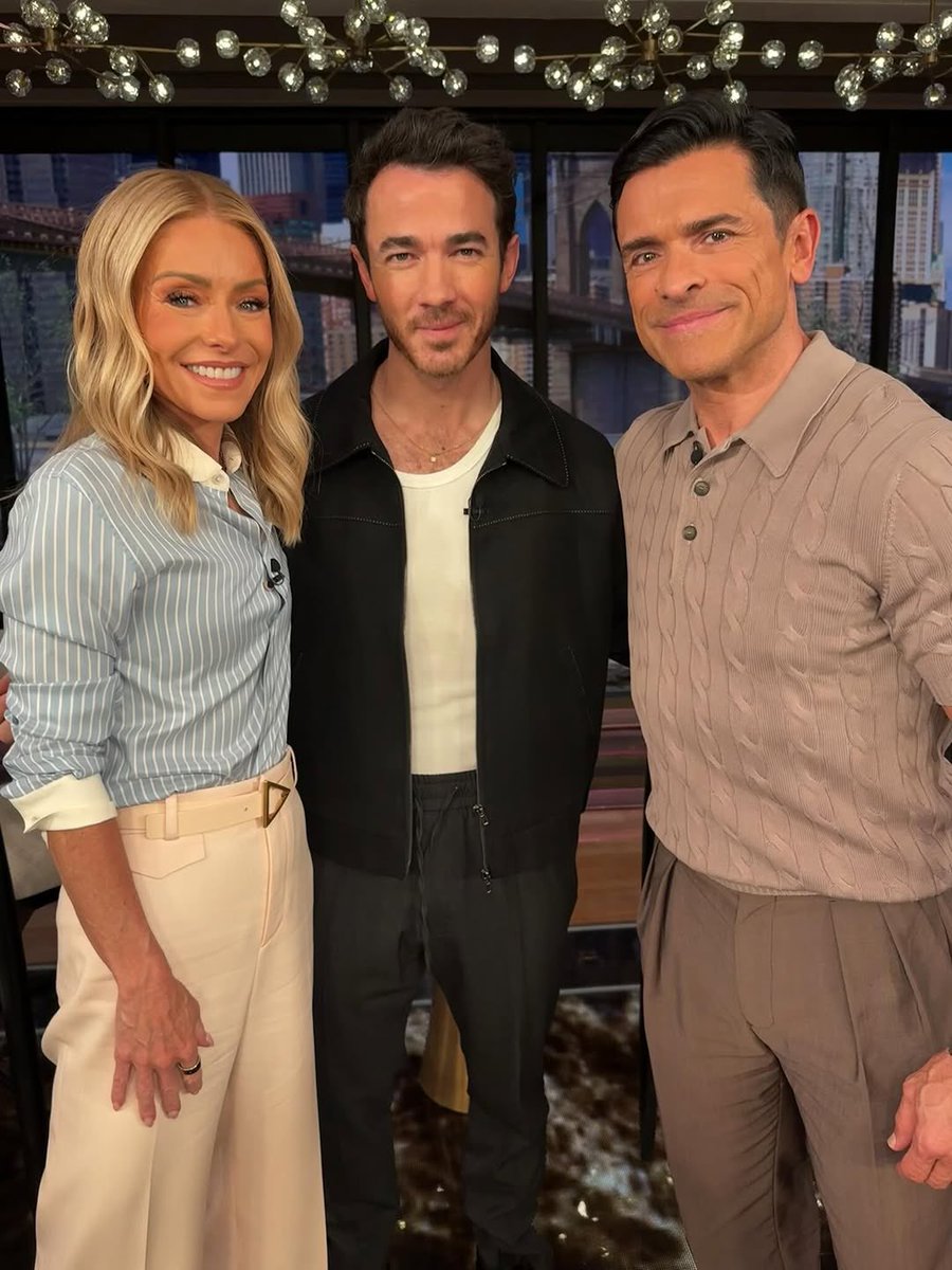 KevinJUpdate's tweet photo. 📸/📹 livekellyandmark 

“kevinjonas” https://t.co/5XSjp1NNyf