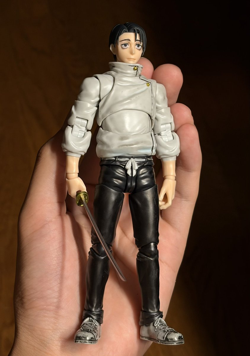 Neighbor_JJJ's tweet photo. コメントにとどまらず、DMまで質問くるので載せます
フィギュアーツ乙骨
首、腹の前後可動です
胸→腹、腹→腰のボールジョイント受けを主に弄りました
軸の太さに合わせ、干渉を避けるように切り込みをいれ、反らせてもわからない塩梅に服も少し削りました
首も同じような感じです https://t.co/qLvgBqAWqJ