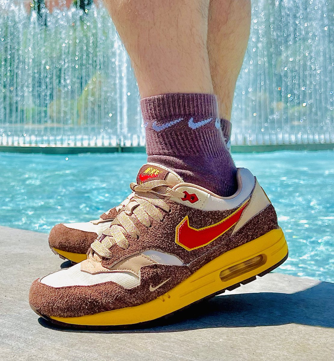 SneakerTweeker's tweet photo. Channeling my inner @juan_ozuna. AM1 Big Head Origin’s on foot today. My favorite Air Max 1 release from last year. @nikestore #KOTD #SNKRSkickcheck #SNKRS #yoursneakersaredope #photooftheday #photographyisart #wearyourkicks #sneakerhead https://t.co/aHlgHV0fHx