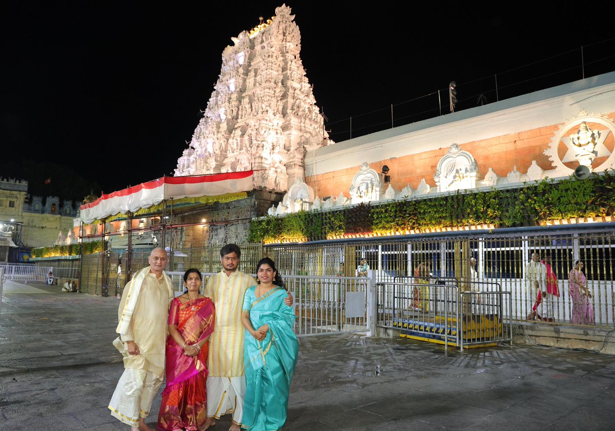 BandaruTDP's tweet photo. ఈ ఉదయం తిరుమలలో శ్రీ వేంకటేశ్వర స్వామివారిని దర్శించుకోవడం ఎంతో అదృష్టంగా భావిస్తున్నాను.

కలియుగ ప్రత్యక్ష దైవం శ్రీ వేంకటేశ్వర స్వామివారి కృపాకటా���్షాలు రాష్ట్ర ప్రజలందరిపై ఉండాలని, ఆంధ్రప్రదేశ్ మరింత అభివృద్ధి చెందాలని, ప్రతి కుటుంబం సుఖసంతోషాలతో ఉండాలని మనసారా ప్రార్థించాను.

గోవిందా... గోవిందా...! 🙏
