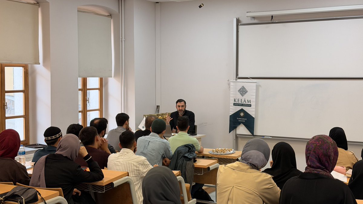 kelamplatformu's tweet photo. والحمد لله في بدء وفي ختم

Fakültemiz Dr. Öğr. Üyesi Ali el-Ömerî hocamız ile Ramazan-ı Şerif ayında  başladığımız İmam Haddâd’ın Kitâbu’l Hikem adlı eserini okuduğumuz derslerimiz katılımcılara İmam Haddâd’a müsnid icazetin verildiği son dersimizle nihayete erdi.

Hocamıza ve tüm katılımcılarımıza teşekkür ederiz. ✨

الخَلقُ معَ الحقِّ لا يَخلو أحدٌ منهُم من أن يكونَ في إحدى الدائرتين: إمّا دائرةِ الرحمةِ، أو دائرةِ الحكمةِ