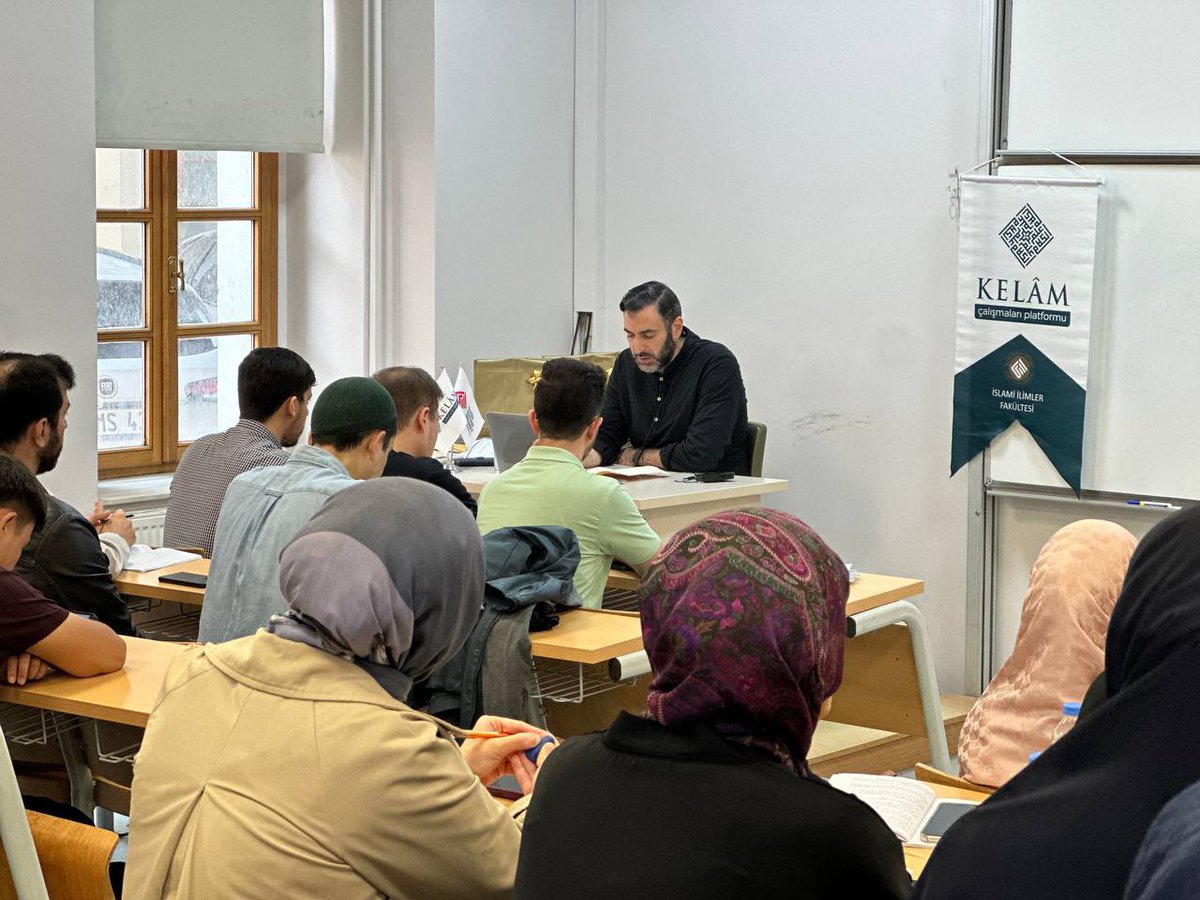 kelamplatformu's tweet photo. والحمد لله في بدء وفي ختم

Fakültemiz Dr. Öğr. Üyesi Ali el-Ömerî hocamız ile Ramazan-ı Şerif ayında  başladığımız İmam Haddâd’ın Kitâbu’l Hikem adlı eserini okuduğumuz derslerimiz katılımcılara İmam Haddâd’a müsnid icazetin verildiği son dersimizle nihayete erdi.

Hocamıza ve tüm katılımcılarımıza teşekkür ederiz. ✨

الخَلقُ معَ الحقِّ لا يَخلو أحدٌ منهُم من أن يكونَ في إحدى الدائرتين: إمّا دائرةِ الرحمةِ، أو دائرةِ الحكمةِ