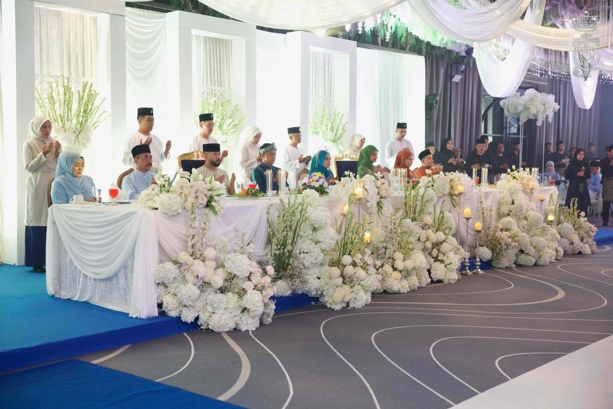 HRHJohorII's tweet photo. Duli Yang Amat Mulia Tunku Mahkota Ismail, Pemangku Sultan Johor dan Yang Amat Mulia Che' Puan Mahkota Khaleeda Johor berangkat ke majlis perkahwinan Arif Aiman Mohd Hanafi, pemain Kelab Bolasepak Johor Darul Ta’zim dan pasangannya, Nurul Aliah Natasha Md Hairushahri pada hari ini, 25 Mei 2026. Allah Peliharakan Sultan.

———

His Royal Highness Tunku Ismail, The Regent of Johor and Her Highness Che' Puan Mahkota Khaleeda Johor attended the wedding of Arif Aiman Mohd Hanafi, Johor Darul Ta’zim FC player and his partner, Nurul Aliah Natasha Md Hairushahri today, 25 May 2026. Allah Peliharakan Sultan.