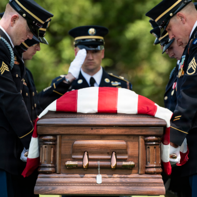 The_USO's tweet photo. This #MemorialDay, we pause to honor and remember the men and women who have given their lives in service to our country. 

We remember them, and we stand with the families who live with that loss every day. 

We will not forget them. 

📸: U.S. Army photo by Elizabeth Fraser https://t.co/douqVMxXu3