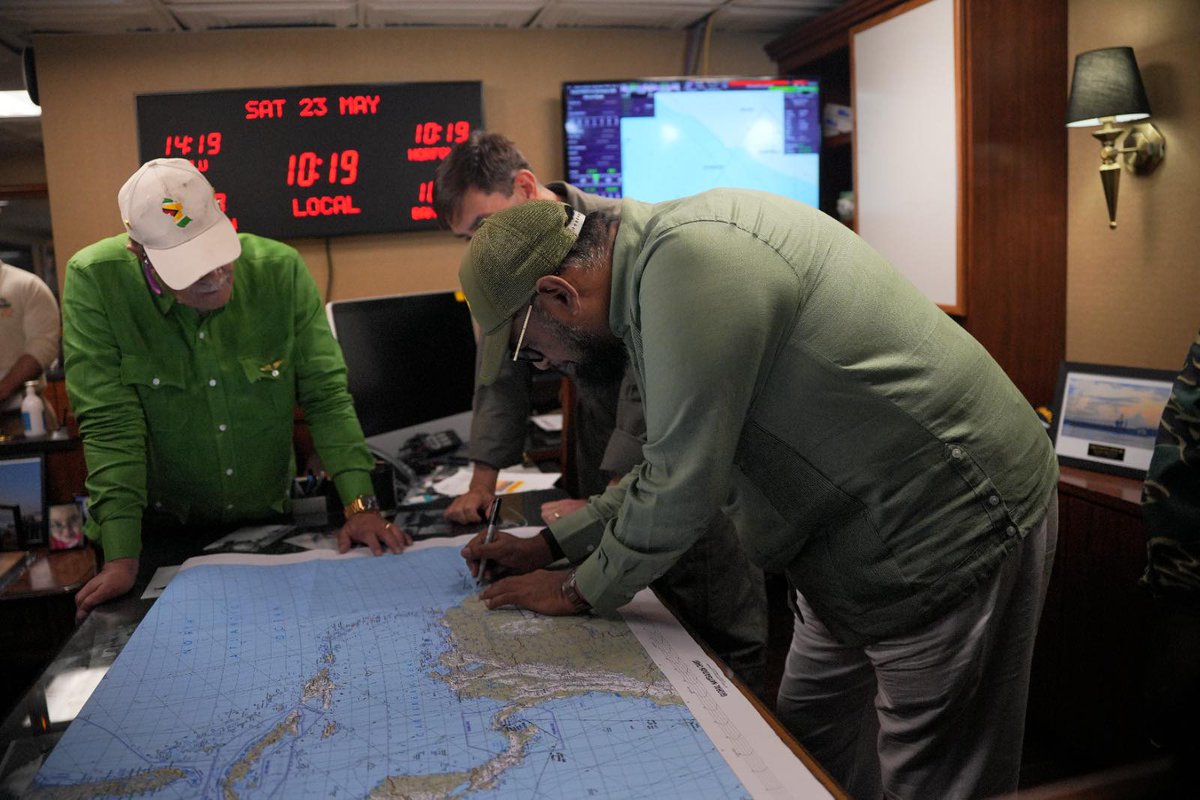 MiMapaDeGuyana's tweet photo. Venezuela viendo que el USS NIMITZ tiene más de 5,000 militares, aviones saliendo cada rato, energía nuclear pa’ durar más de 20 años y poder pa’ controlar media región: ‘Epa chamo… mejor dejamos tranquilo lo del Esequibo’ 😭🇬🇾⚓ #VenezolanoConConciencia #HablandoClaro #ElEssequiboEsDeGuyana #MiMapa #esequibo #esequibodevenezuela #esequibodeguyana #venezuela #guyana #fanb @AntroCanal @yvangil @dhernandezlarez @EsequiboOficial @unidadvenezuela @PrensaFANB @GnbGaranteDePaz @PresidencialVen @MariaCorinaYA @ReunificaORG
