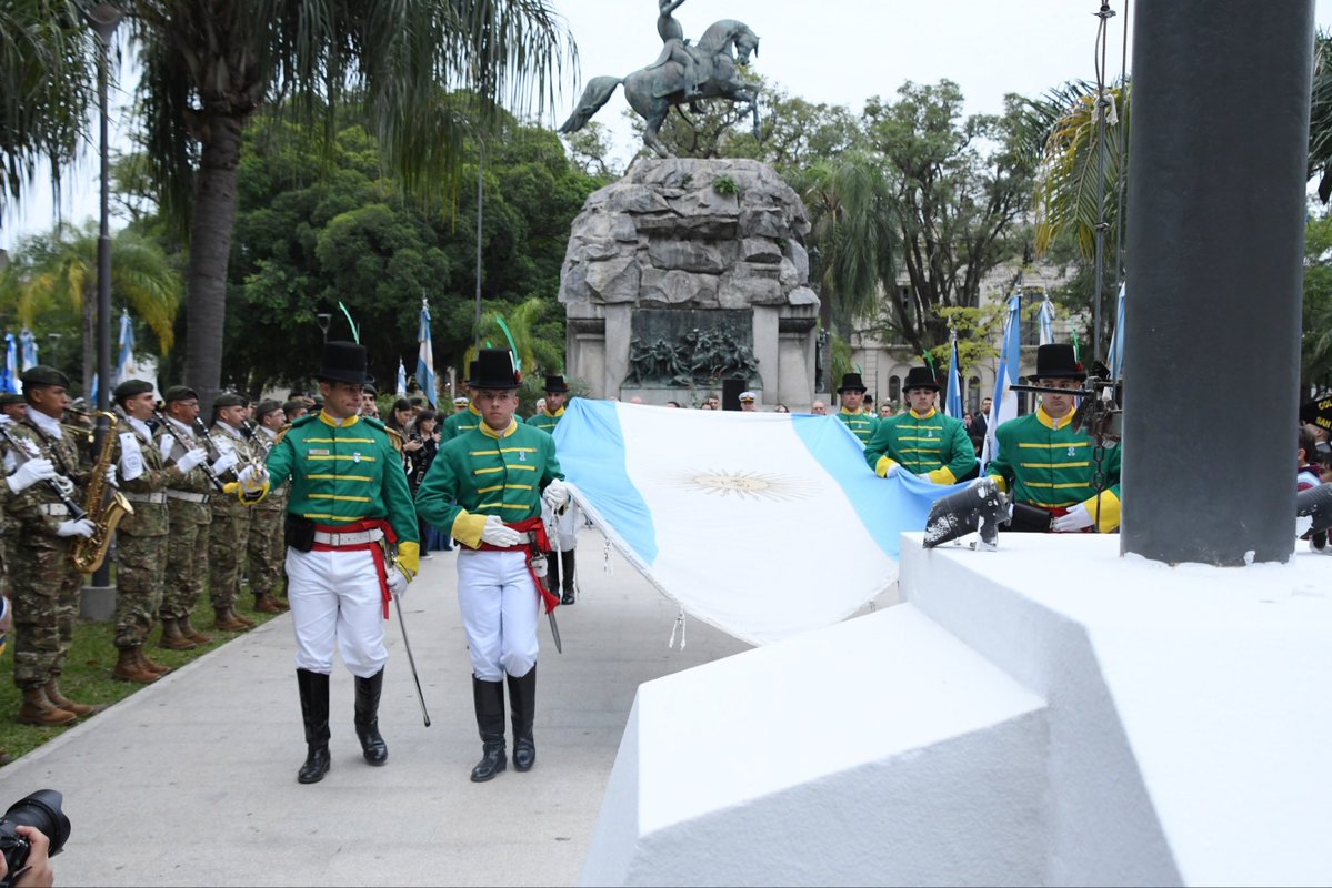 cuquicalvano's tweet photo. Celebramos un nuevo #25DeMayo junto a vecinos, estudiantes, chocolate caliente y chamamé, compartiendo nuestras tradiciones y el orgullo de ser argentinos.

¡Viva la Patria!🇦🇷 https://t.co/anBTFcH4nG