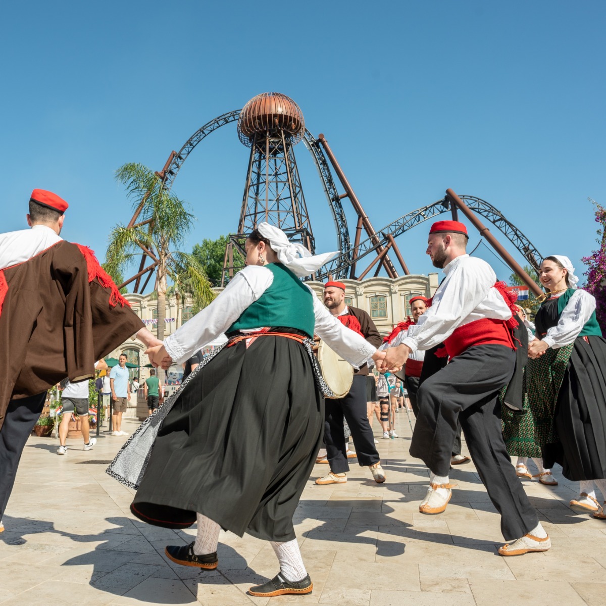 ThomasMack_EP's tweet photo. Das nächste Themenfest steht schon vor der Tür! 🇭🇷☀️ Am 30. &amp; 31. Mai feiern wir unser Kroatisches Fest und holen mediterranes Flair direkt in den Europa-Park - mit traditionellen Tänzen, landestypischen Spezialitäten und ganz viel Adriaküsten-Gefühl. ✨ https://t.co/jWkChJdM0D